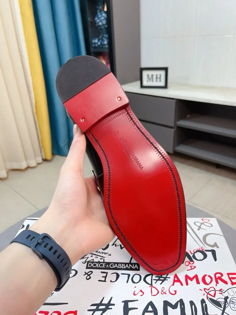 Men's shoes 💰540🌸🌸 [DG Dolce & Gabbana] High-end customized leather shoes. The upper is made of imported calf leather. Original hardware. I believe you will be impressed from the first time you see it. The avant-garde atmosphere can no longer fully interpret its elegance. AAA grade rubber outsole is super comfortable. The original cover last of the counter ensures its original version and quality. The upper is simple and the cowhide lining ensures its comfort and breathability. A pair of truly good shoes has its own unique soul, famous quality, and the first choice for successful people. Regular size 38-44 (45 customized)